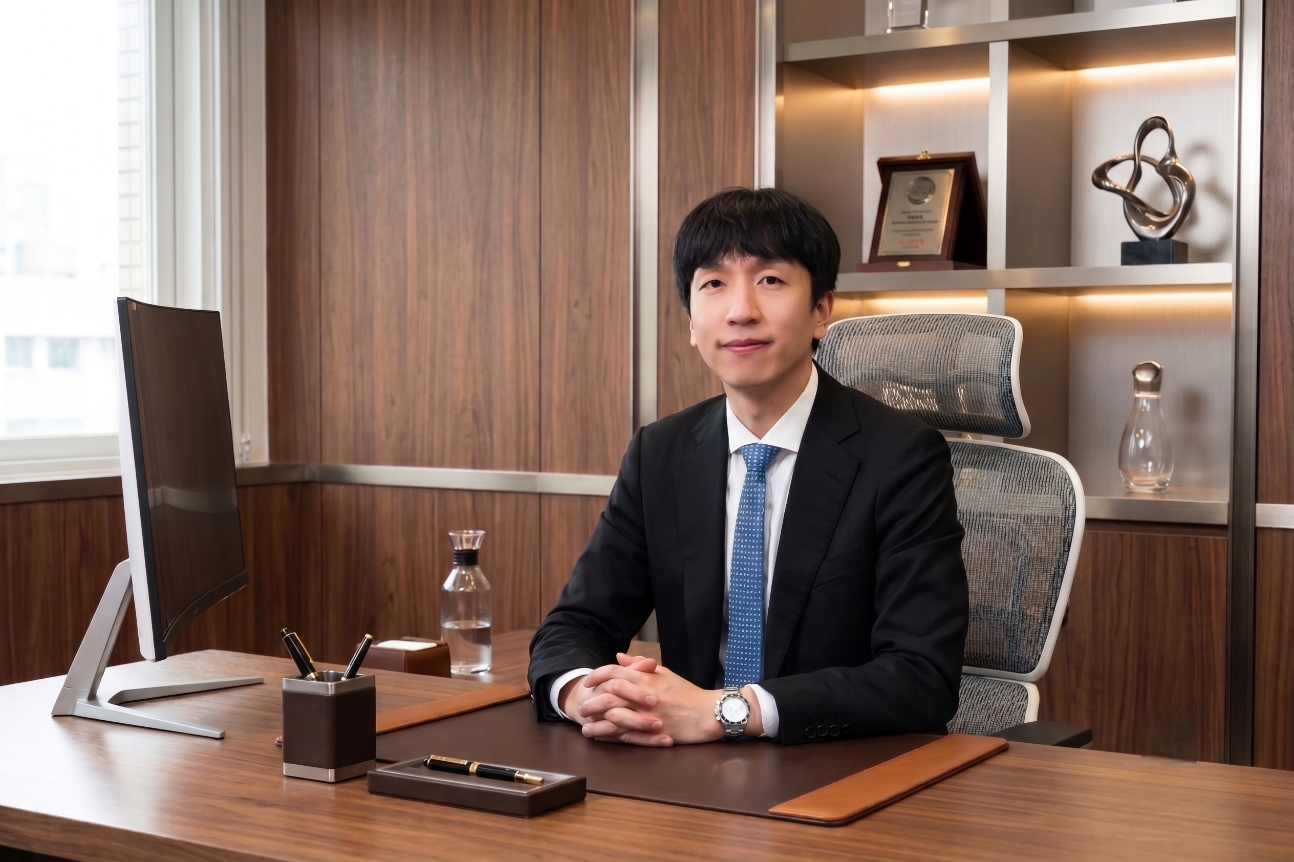 永達保險經紀人公司總經理特助吳柏瑨。(AI生成背景)